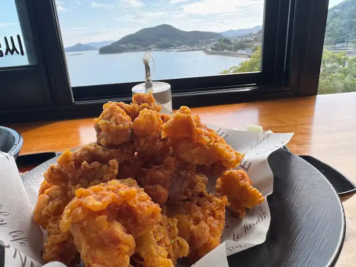 창밖으로 보이는 바다 풍경과 치킨