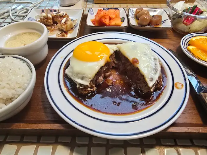 윤휘식당 함박스테이크와 계란 후라이