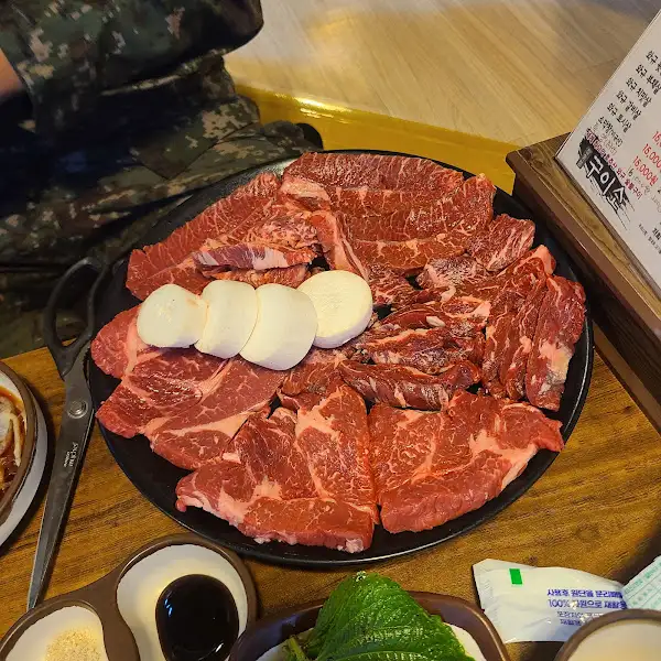 신선한 곱창과 버섯 모듬
