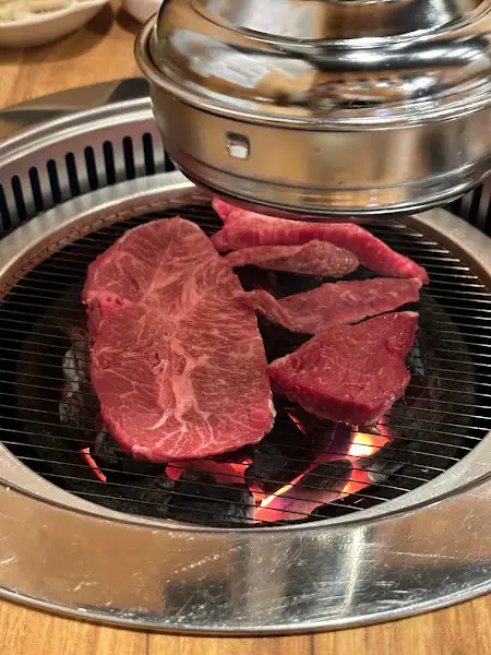 뜨겁게 달궈진 불판 위에서 익어가는 곱창