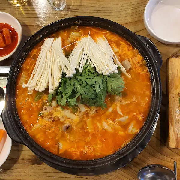 푸짐하게 담긴 곱창전골