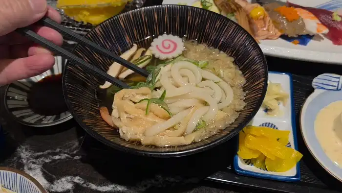 푸짐하게 담긴 우동