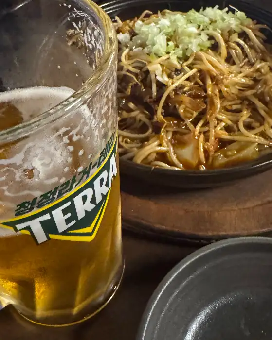 맥주잔에 담긴 시원한 맥주 사진