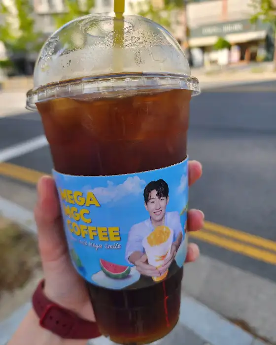 아이스 아메리카노 컵에 그려진 손흥민