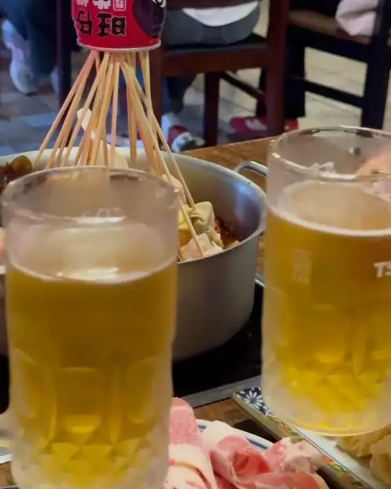 맥주잔과 훠궈
