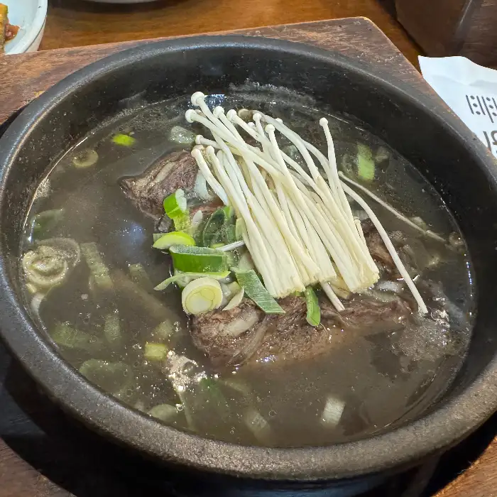 잘 차려진 흑마늘 독계탕 한 그릇