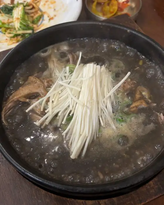 다양한 재료가 어우러진 흑마늘 독계탕