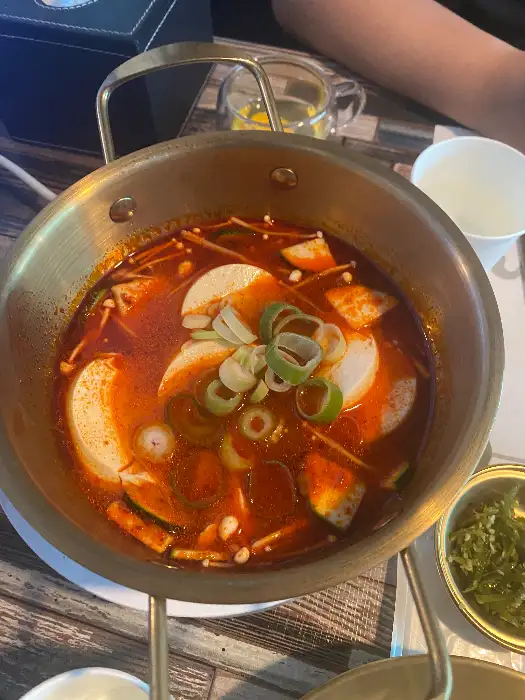 얼큰하고 깔끔해 보이는 순두부찌개