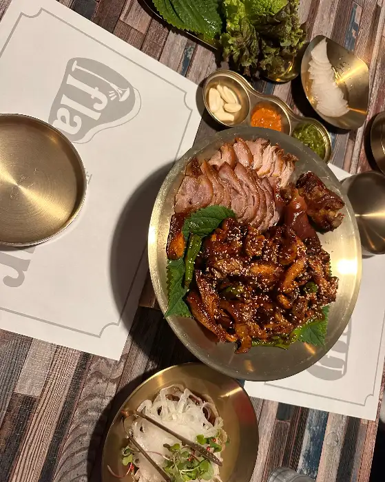 다양한 족발 메뉴가 담긴 접시