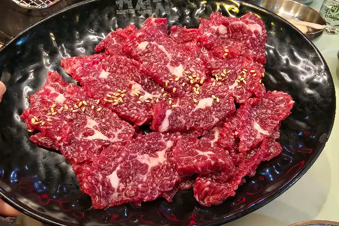 다양한 밑반찬과 함께 나온 신선한 육회