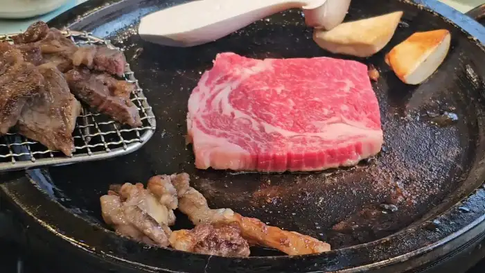 돌판 위에서 익어가는 투뿔 꽃등심