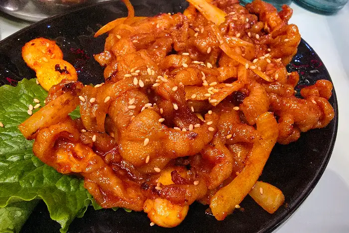 매콤달콤한 양념의 닭발 메뉴