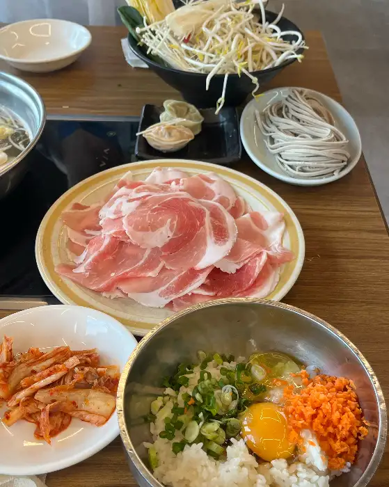 신선한 흑돼지 샤브샤브 재료