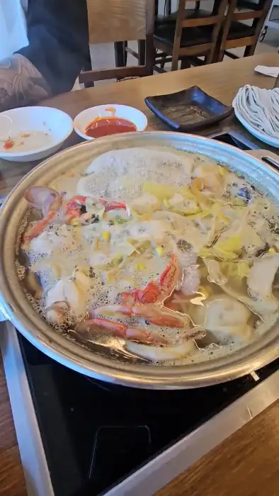 샤브샤브에 흑돼지를 익히는 모습