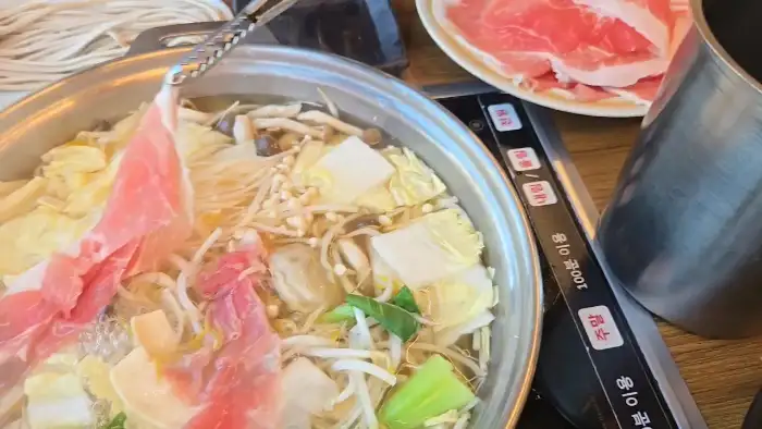 칼국수면과 볶음밥 재료