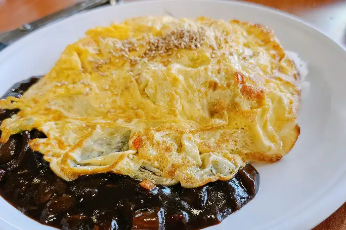 정갈하게 담긴 탕수육과 밥