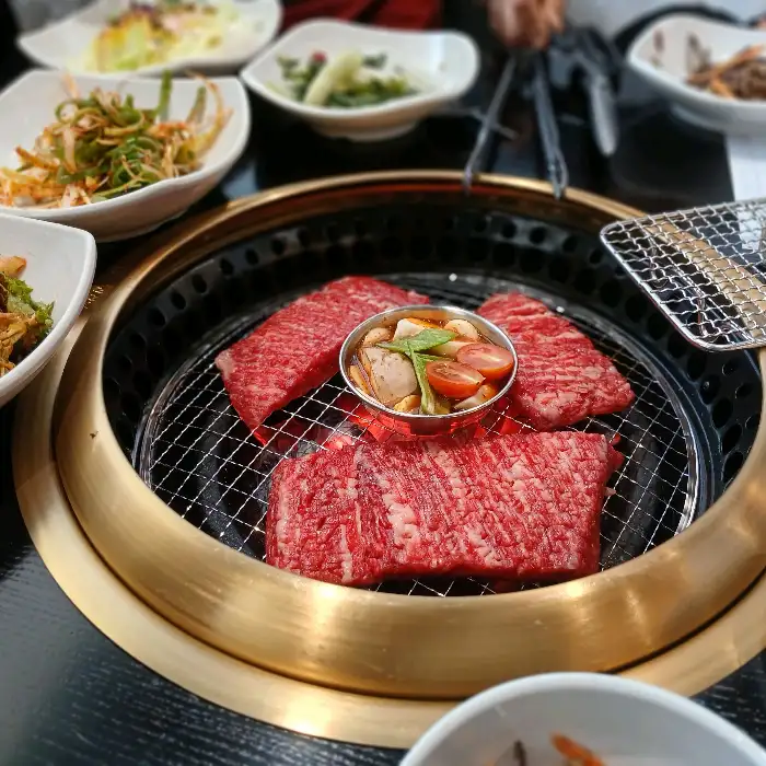 구워지고 있는 등심과 살치살