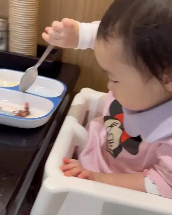 아기가 식사를 하고 있는 모습