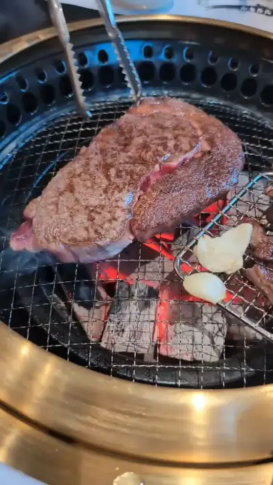 고기를 굽는 모습