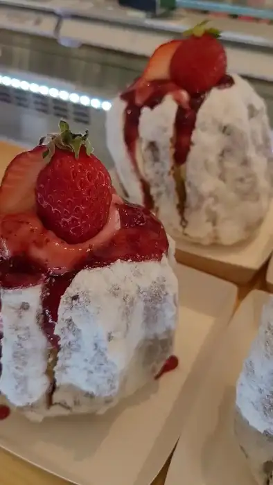 딸기가 올라간 빵