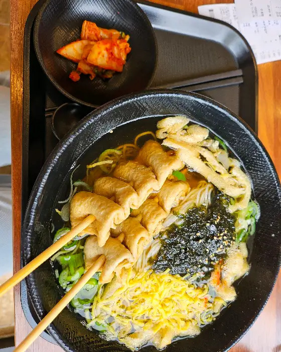 국수와 곁들여 나온 김치