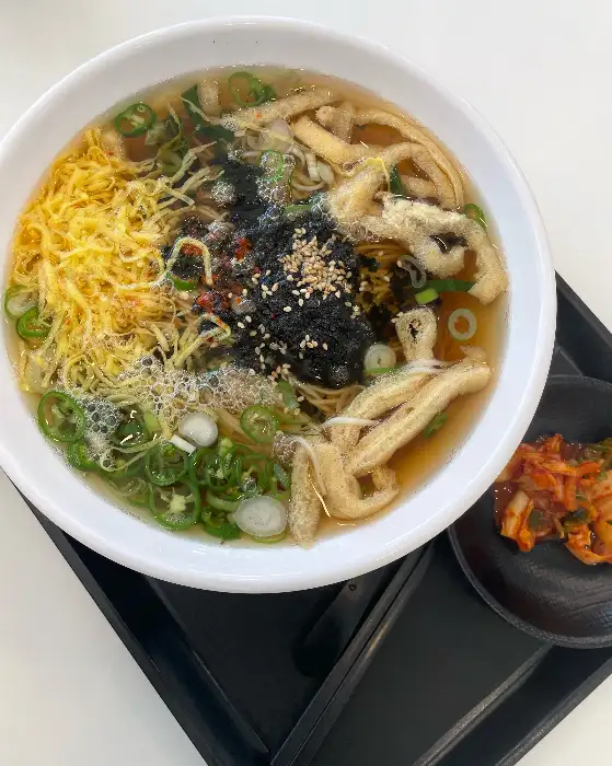 깔끔하게 나온 국수 비주얼