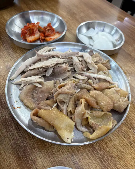 쫄깃한 닭껍질과 곁들임 반찬