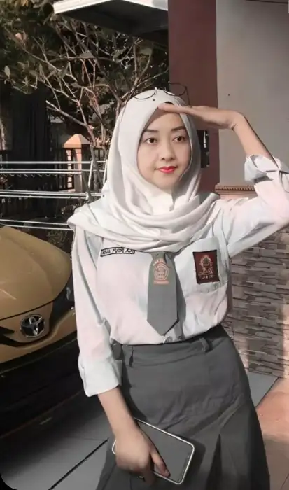 베이커리 앞에 서 있는 여성