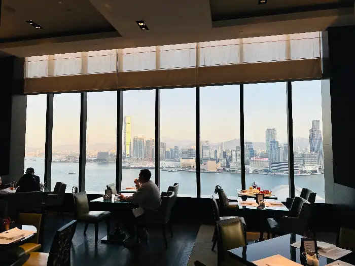 통창 너머로 보이는 도시 풍경