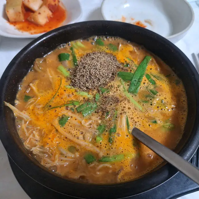따뜻한 흑염소탕 한 그릇