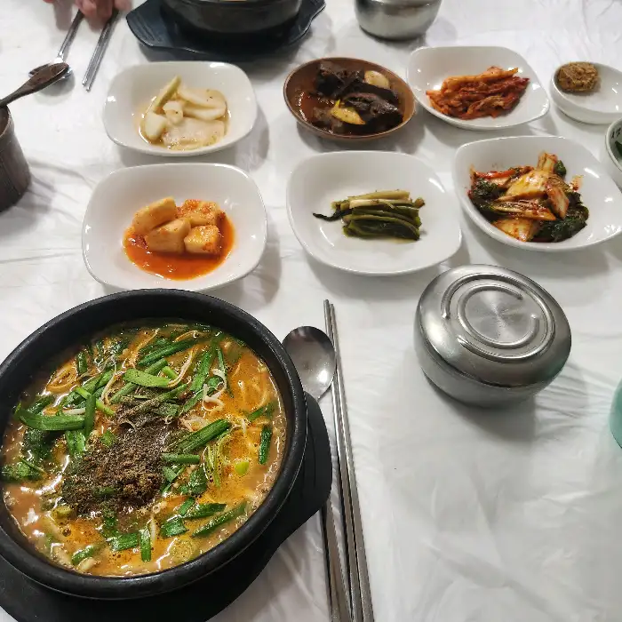 정갈하게 차려진 밑반찬과 흑염소탕