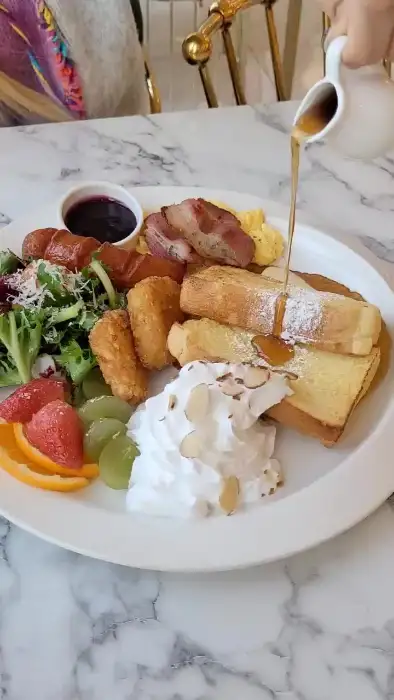 푸짐하게 차려진 브런치 플레이트