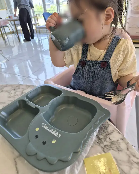 아이가 식사하는 모습