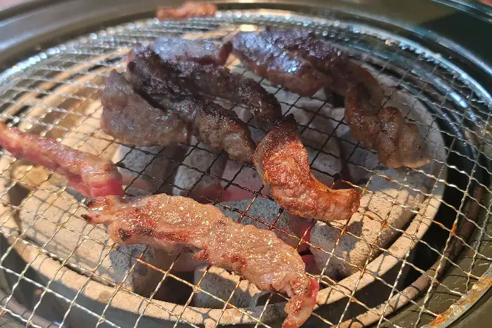 숯불 위에서 익어가는 소고기