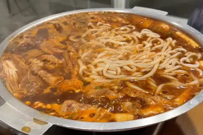 면발이 굵은 우동사리가 듬뿍 들어있는 물갈비 냄비.