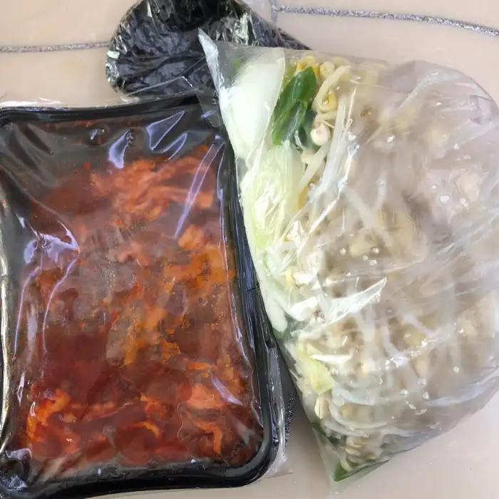 포장된 곱창과 볶음밥 재료들