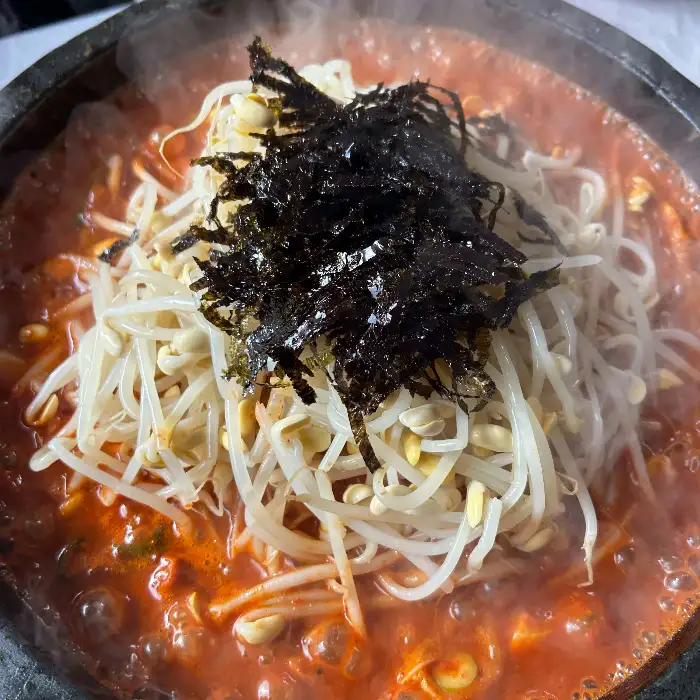 김가루가 뿌려진 볶음밥 모습
