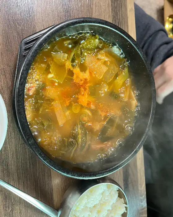김이 모락모락 나는 한우국밥, 건더기가 푸짐하게 담겨 있다.