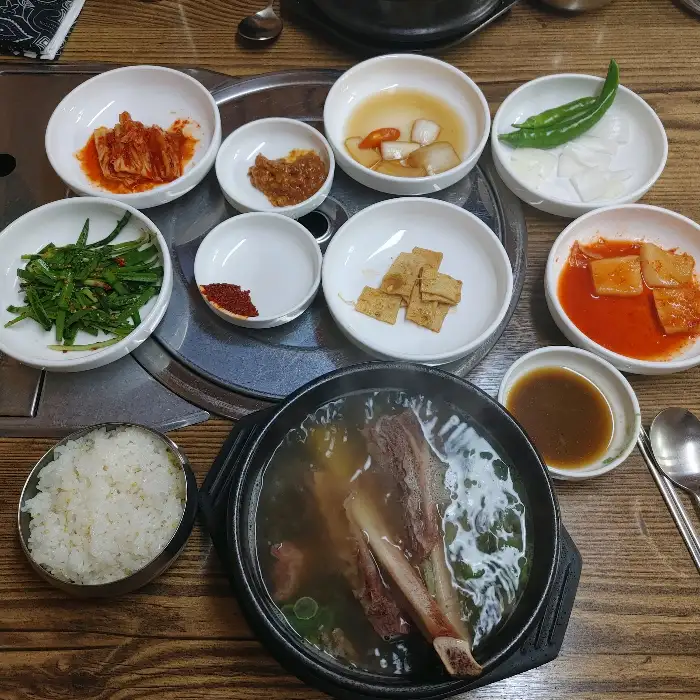 잘 손질된 갈비가 돋보이는 갈비탕 한 그릇과 곁들임 반찬