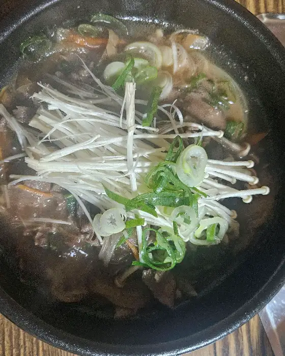 갈비탕 국물에 썰어 넣는 청양고추와 곁들임 채소