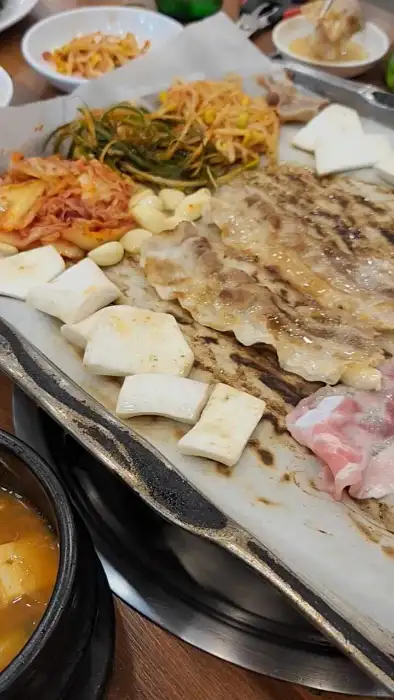 대패삼겹살과 밑반찬 푸짐한 한상
