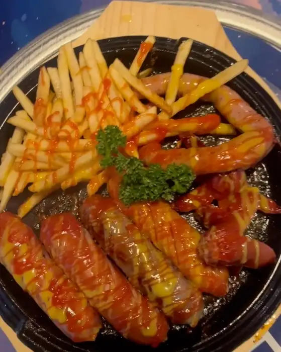다양한 소시지와 감자튀김이 함께 나오는 신메뉴