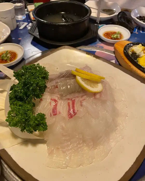 모듬회와 곁들여 나온 밑반찬들
