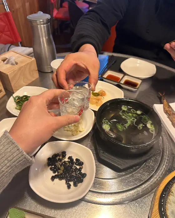 한 잔을 따라주는 모습