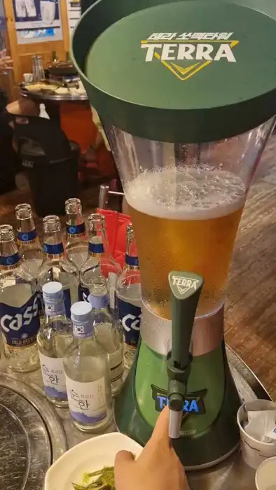 생맥주 디스펜서가 비치된 테이블