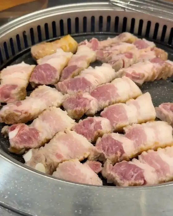 불판 위에 가지런히 올라간 삼겹살 모습