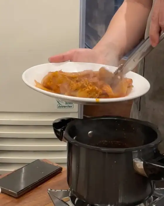 압력솥에서 김치찜을 덜어내는 모습