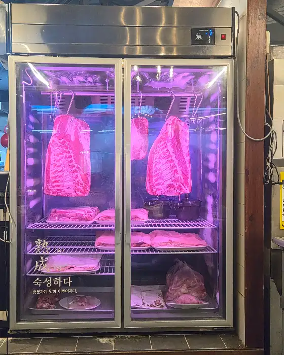 냉장고 안에서 숙성 중인 고기 덩어리들