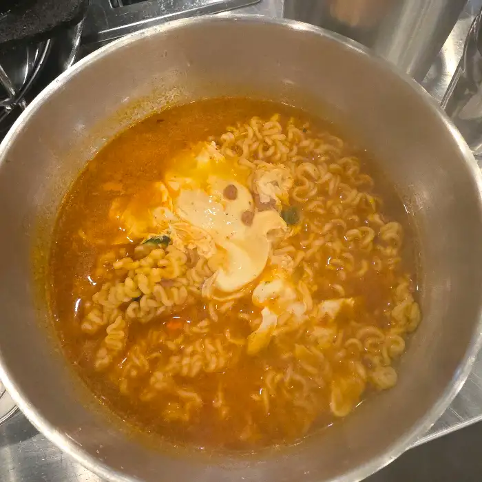 얼큰한 국물에 라면과 계란, 파가 들어간 모습