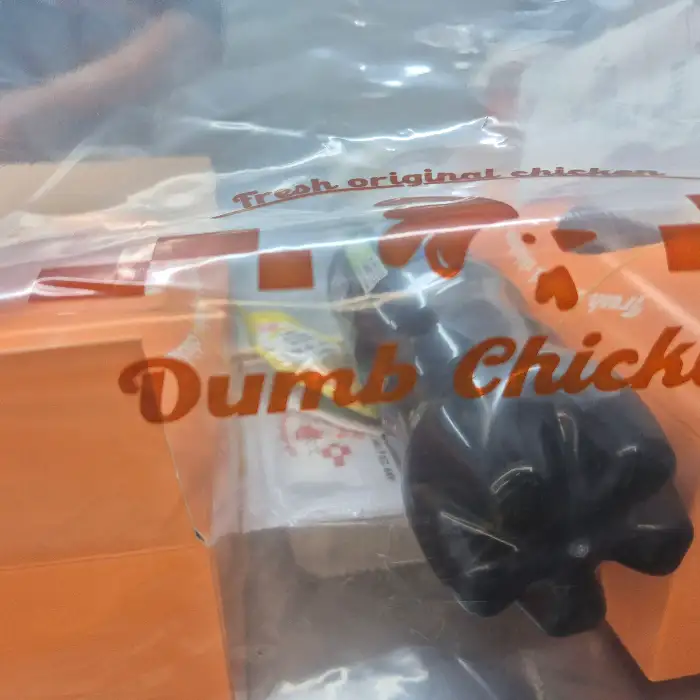 덤브치킨 로고가 인쇄된 포장지